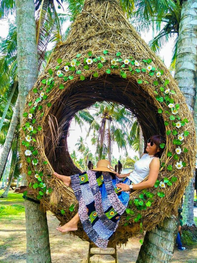 挂吊式鸟巢成为区内热门拍照打卡景点，很多人专门来到甘榜亚贡拍照，并上载至社交媒体，获得不少的赞。