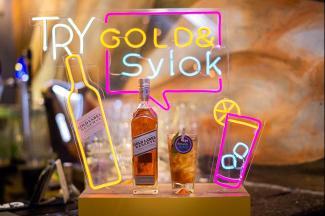 Johnnie Walker Gold& Syiok用Gold Label Reserve为基酒，加上本地特色食材调配，路线十分亲民。