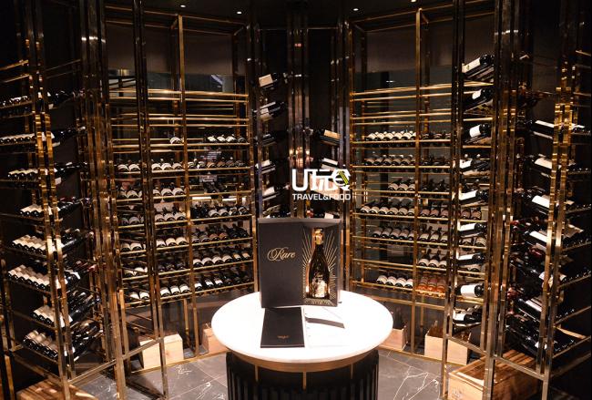 用餐区旁设置了一个圆筒形的透明酒窖，裡面藏有800多瓶葡萄酒，价格从200令吉至2万令吉不等。