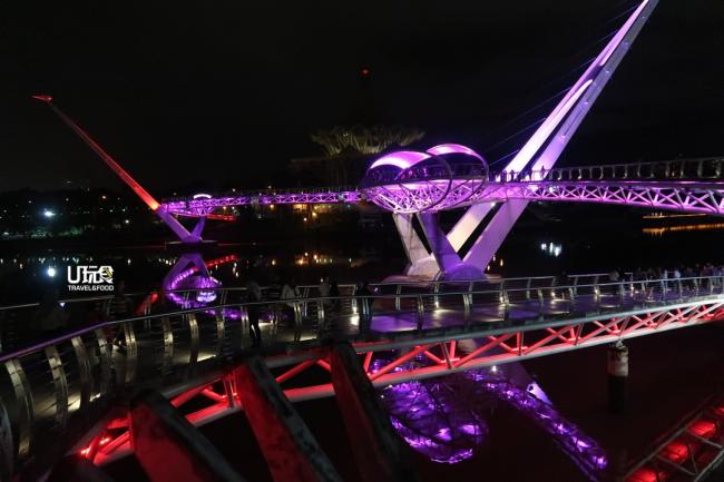 晚上到古晋第一座步行天桥（Darul Hana Bridge）十分适合在吃饱之后散步欣赏河滨公园夜景。这座桥的设计非常独特与东南亚其他地区不同，因此也被称作「S型黄金桥」。
