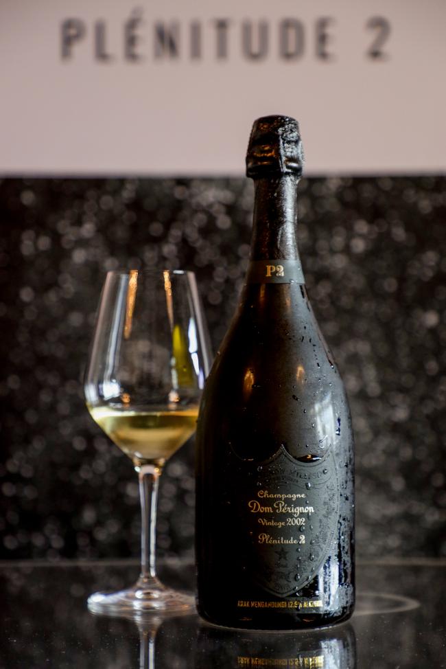 Vintage 2002 P2用了近15年的陈酿时间，达到香槟的第二次臻至时刻，酒体有更复杂的口感以及更丰富细緻的气泡。