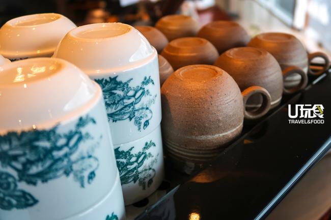 咖啡馆除了有充满古早味的南洋咖啡杯，也有洪主阳自制的手工陶瓷杯。选用陶瓷杯是因为其杯身宽杯口小的设计能够把咖啡口感变得更圆润更甘甜，在喝的时候鼻子在杯口可以感受到集中的咖啡香气。