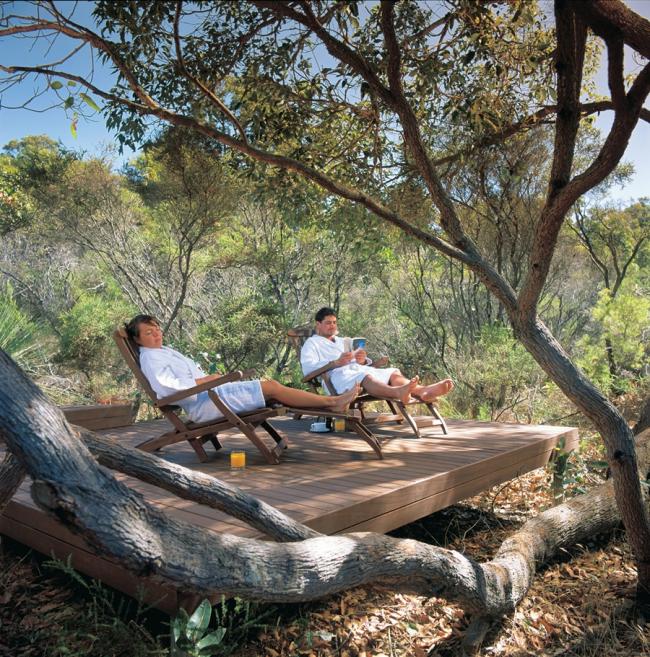 Hidden Valley Eco Lodges and Day以提供终极的放松体验闻名，让住客在Jarrah森林的中心深入探索各种水疗护理和美食餐厅。想像一下，你可以在自己的私人户外按摩浴缸中泡澡，还有什么笔者更奢侈？此外，这里全年还为瑜伽和健身爱好者安排了许多独特的周末度假胜地。让你放松之余，也沉浸在完全不受外界影响的小天堂中。