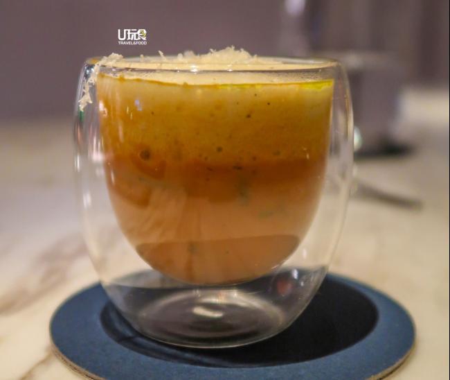 <b>Tomato Soup</b> 番茄汤是Basil Le Bistro的招牌菜，为了回馈食客，餐厅特别送出浓缩番茄汤。由半烘及半烤的番茄制成的番茄汤味道香酸，与奶油一起喝下去，开胃又清爽。