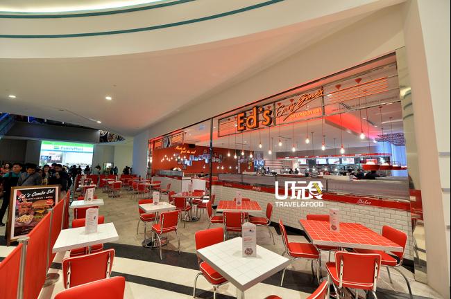 Ed's Diner红色霓虹灯的招牌十分亮眼，外观利用鲜艳的红色与白色搭配让人无法忽视它的存在。