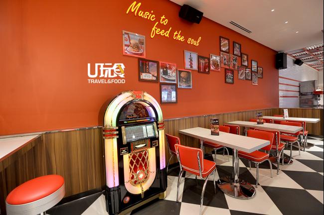 Ed's Diner的所有英国分行都有点唱机（Jukebox）供访客点歌，当然大马分行也不例外。而且此点歌服务无另外收费哦！
