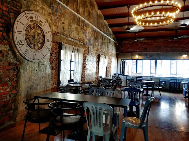 咖啡馆楼上除了挂有「破釜酒吧」的圆形灯饰外，墙上也有罗马圆钟，整体氛围散发着浓浓的欧式气息。
