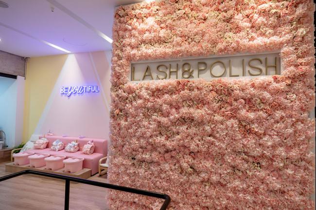 Lash & Polish设有一面花墙，吸引访客在墙前打卡或拍下美甲成果照。
