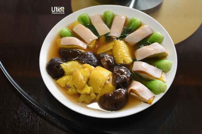 <b>凤凰贺新岁——碧绿上汤马草鸡</b> 肉质结实的马草鸡吃起来特别有嚼劲，味道鲜甜。