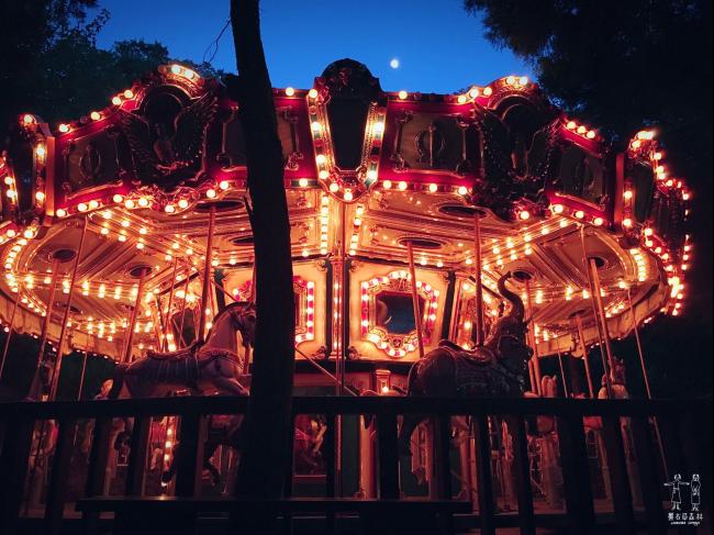 薰衣草森林新社区内设有旋转木马的装置，入夜后显得更加梦幻唯美，吸引了许多游客前来打卡拍照。