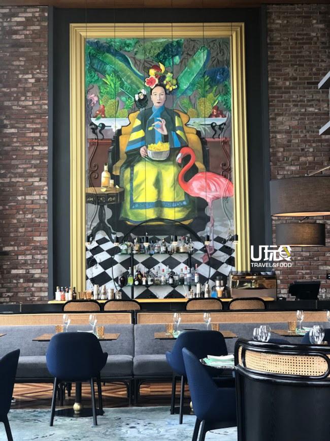 位于顶楼的周奇诺拉丁裔酒吧内悬挂著一幅东西合併的慈禧太后图，为这拉丁酒吧餐厅增添了一丝东方风采。
