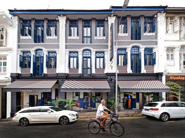 4层高的酒店建筑以白色和灰色为底色，门窗则采用希腊蓝，颇有度假风情。