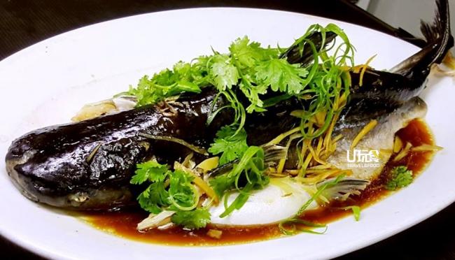 梅岭鱼色生香以自养山水翡翠鱼闻名，让大家品尝到新鲜无泥味的翡翠鱼。