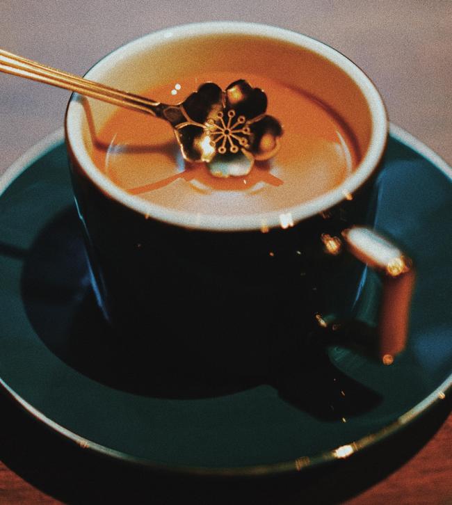 餐厅幕后团队熟知咖啡专业知识，他们将传统的鸳鸯重新诠释，图为意式咖啡做基底的鸳鸯，呷一口，酸中带香。<b>鸳鸯</b> <i>售价：8令吉</i>