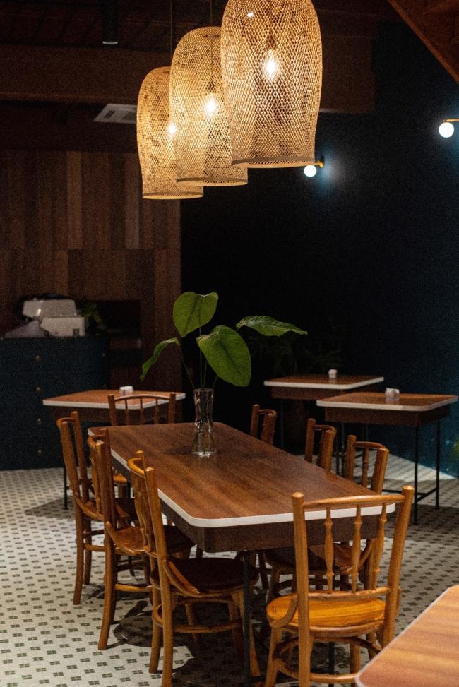 传统港式茶餐厅前半部分是餐厅，后面则用来打麻将，得闲饮茶的桌子也像是麻将桌，配有放筹码的抽屉，不过在这里就变成收纳餐具之处。