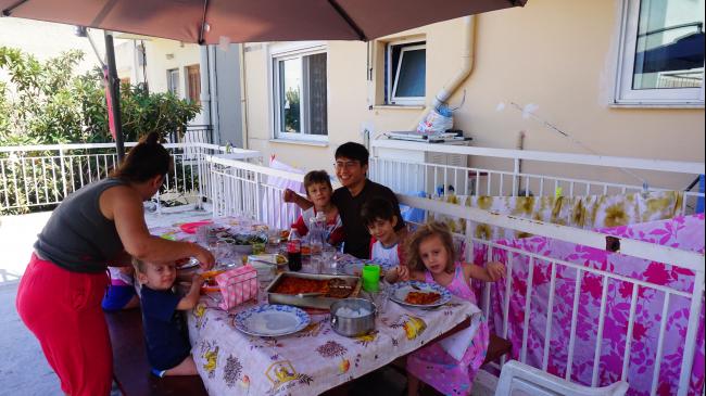 在希腊旅行时，郑德廷入住了一户亲切友善的沙发主家庭，而他也很快地就和5名小孩打成一片，在这里度过了愉快的4天3夜。