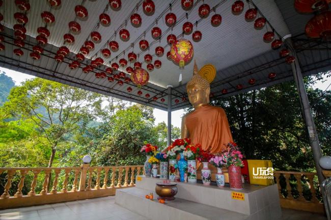 武拉必金山禅修精舍外有一座庄严的佛祖像。