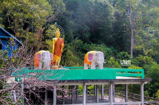 武拉必金山禅修精舍后有一尊立佛，以及两只白色的神象，庇佑山林万物。