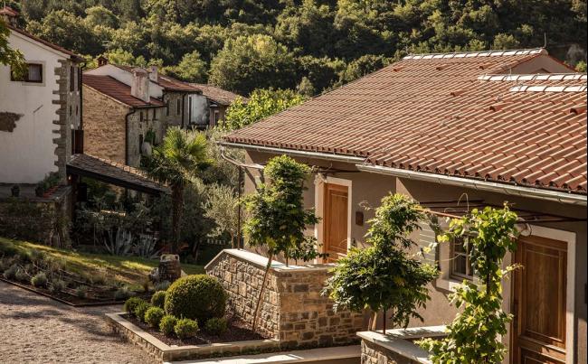 圣坎齐安乡村酒店（San Canzian Village & Hotel) 位于克罗地亚的布耶，2019 年6 月开业，修建在一个古老的中世纪村​​庄废墟之上，带您穿越时空回到过去，探索鲜为人知的伊斯特拉乡村。