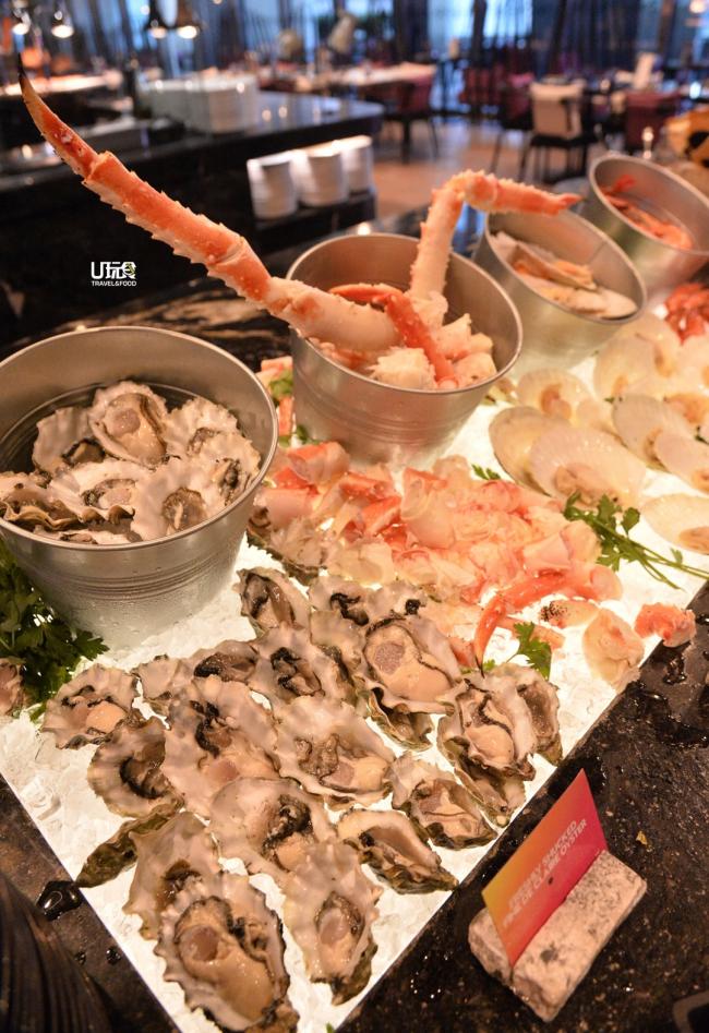 这里也有一般自助餐常见的海鲜供选择，让海产爱好者一饱口福。