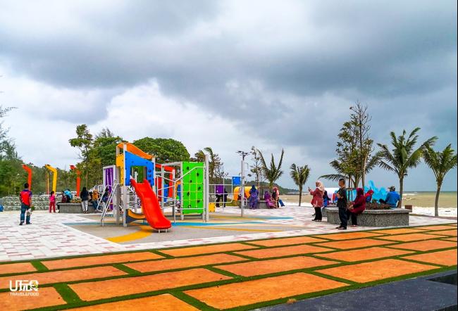 提升后的丹绒布洛海滩设备完善，除了停车场、广场、祈祷室等基础设施，也备有游乐园。