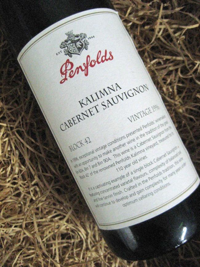 奔富Special Bin系列向来只采用最好的年份、产自顶级葡萄园的葡萄酿造而成的顶级葡萄酒，1962年至今，只发布过7款Special Bin酒款，十分矜贵。