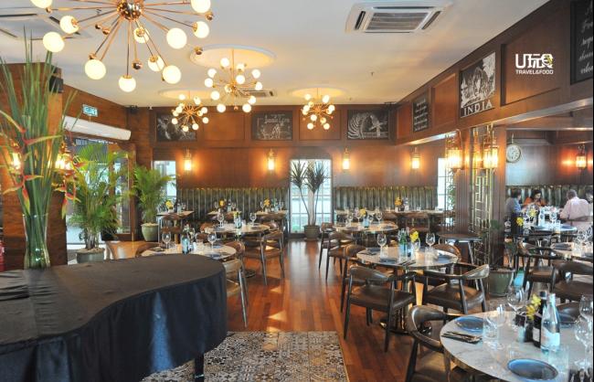 Frangipaani的定位是精致餐厅，室内设计走奢华路线，餐厅中间摆放着一台钢琴，让晚间前来用餐的食客能听着音乐，享受美食。