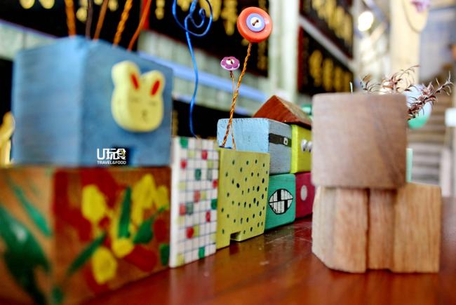 文创空间也备有小木块供小孩访客发挥创意上色点缀。