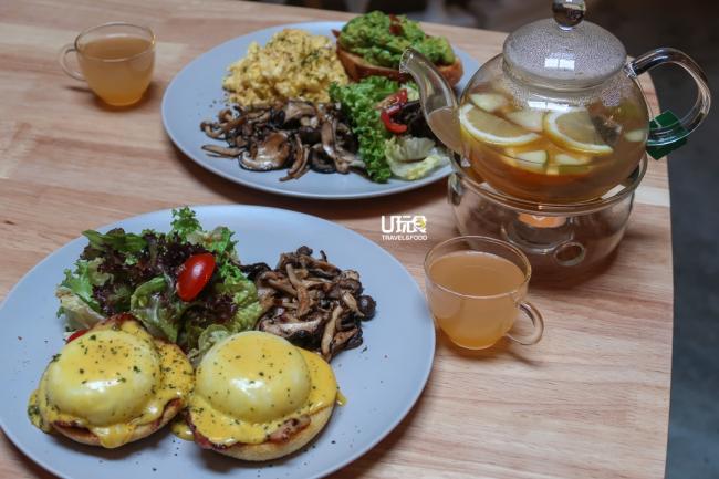 咖啡馆为晨跑者及周边的上班族提供健康的西式主食，搭配含橙、柠檬及绿茶的洋甘菊杂果热茶。 （上图）Avocado Toast；（下图）Egg Benedict with English Muffin