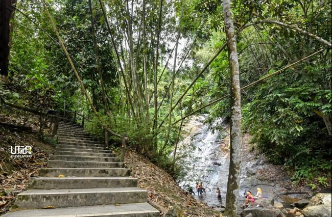 山间的林荫小道和阶梯，连贯着双溪噶拜的所有大小瀑布，也为登山爱好者们，提供了更为便捷的登山途径。