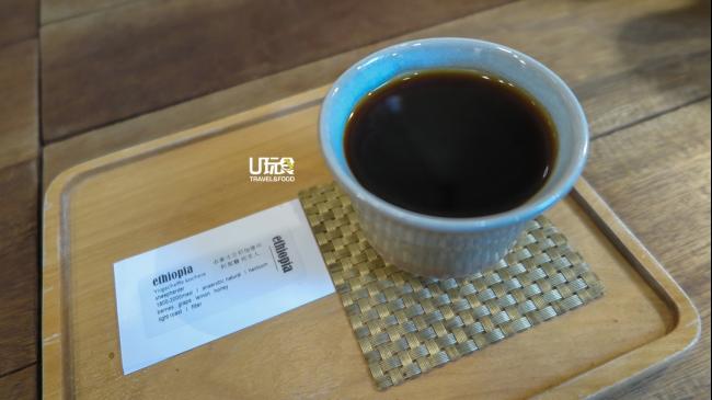 虹吸式咖啡冲煮法以高温冲煮咖啡，因此一般咖啡馆不会使用薄玻璃杯喝咖啡，而是陶瓷杯子，而杯口的设计是将分散浓郁厚重的咖啡味。