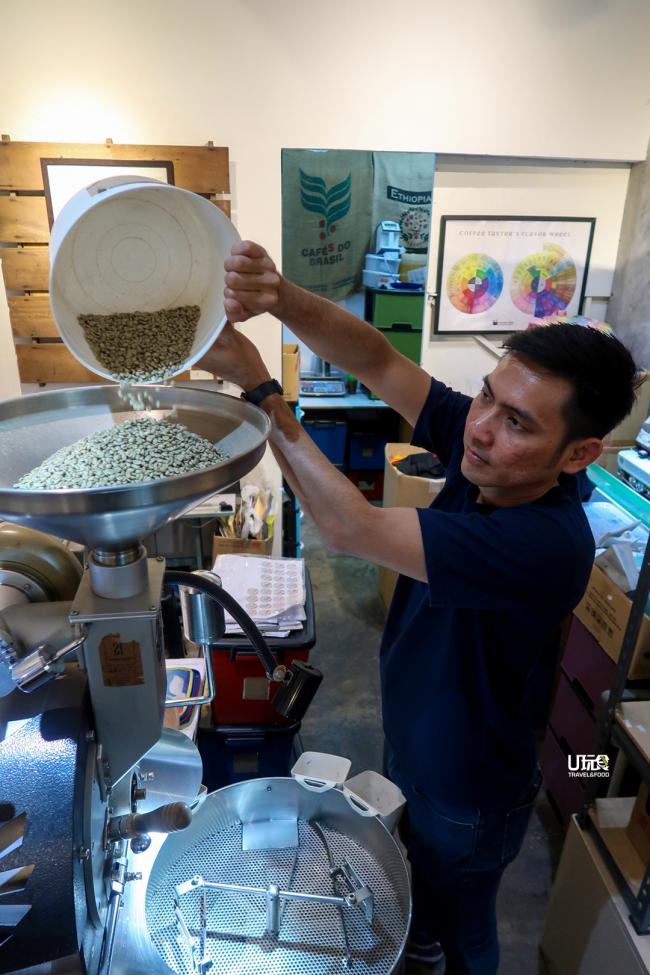 黄振辉早前为了挑战自己对烘培咖啡的知识与技术及其他咖啡相关知识，报名SCA国际精品协会认证咖啡师，顺利通过咖啡基础知识、生豆分析、感官品鉴、咖啡烘焙、研磨与萃取、咖啡师6项课程获得认证，也是2019年马来西亚精品咖啡比赛评审。