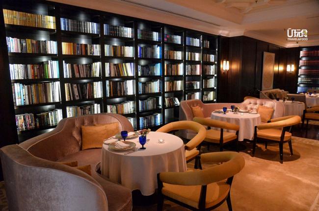 The Libtary里面的书籍都是集团老板求学时期的藏书，坐在这里吃饭，仿佛在图书馆内用餐般，是新鲜的用餐体验。