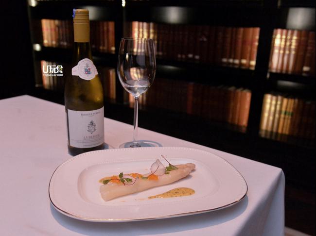 <b>White Asparagus</b> 白芦笋是欧洲标志性春季食材，于是它独立成为主角。味道鲜美的白芦笋配上稍微调味过的酱汁，再呷一口法国罗纳河谷Famille Perrin Luberon白葡萄酒，更能感受到白芦笋的甜美。