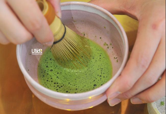 在日本茶道中，抹茶在加入水后，需要以画「M」或「W」的方式进行搅拌，直至抹茶完全融化为止。