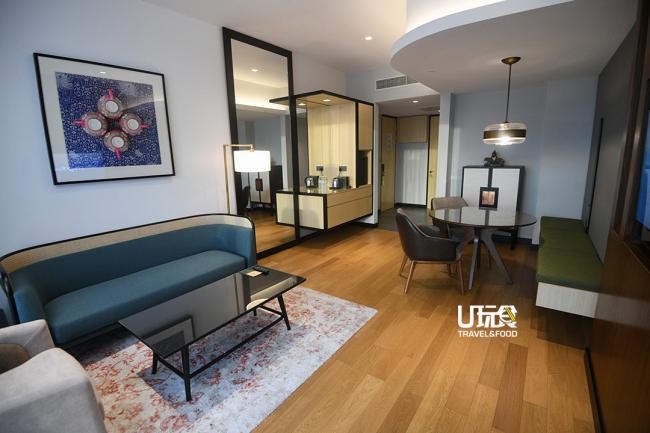 图为福朋酒店空间最大的Premiere Suite，除了拥有完善配备，更善用空间打造更衣室及客厅，就像是一家小公寓。