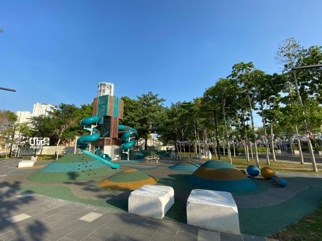社尾公园的游乐设施很时代感！当中还设有高达3层楼的溜滑梯。父母不妨带孩子前来这里游玩，让孩子玩乐中，也可以感受大自然。
