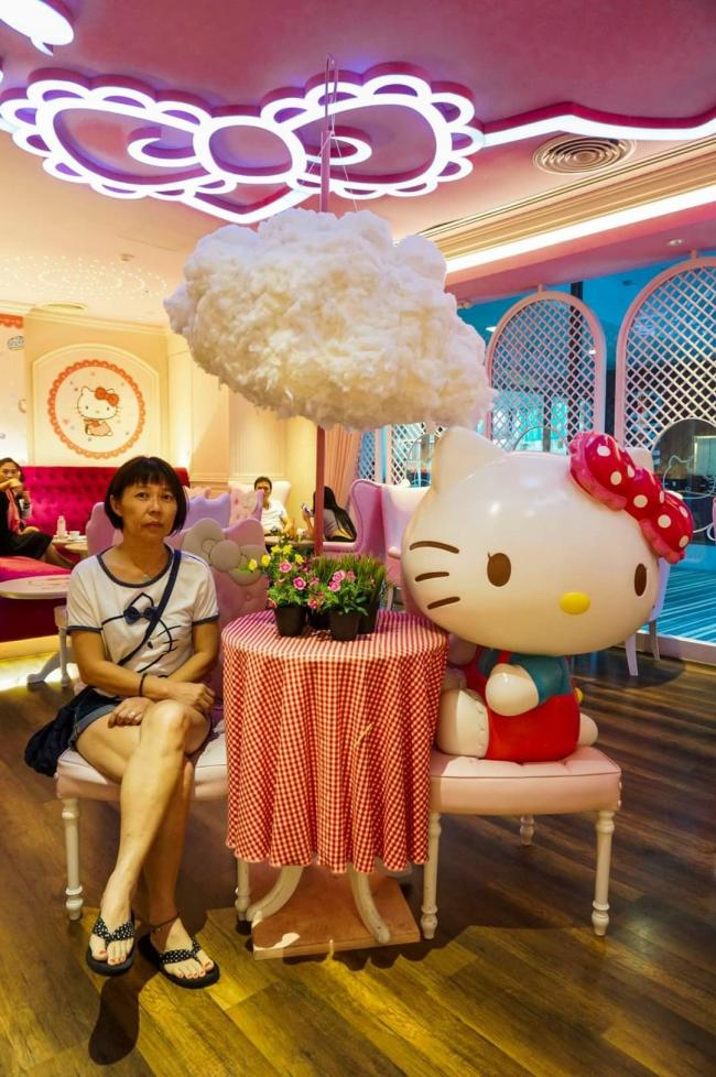 黄芳婷的妈妈对凯蒂猫（Hello Kitty）情有独钟，曼谷行程中，她特地带妈妈去体验。