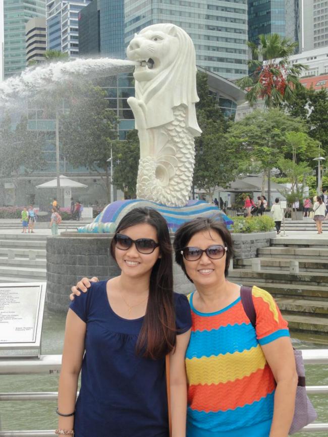 母女在新加坡的旅游照。