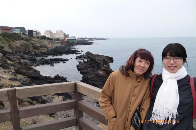 芝莹一向对韩国有满腔热爱，因此决定带着妈妈前往当作妈妈的庆生之旅。她才得悉，原来妈妈早在30年前就已经到访此地，甚至还会和她分享当时候的点滴。