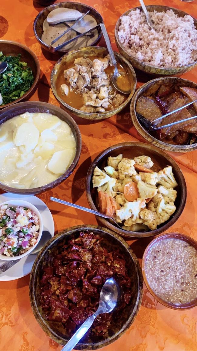 不丹当地的美食都离不开辣，他们无辣不欢，嗜辣的旅客来到这里就是天堂。不丹人的饮食主要以米饭、小麦、面为主食，素菜为多，荤食主要以牛羊肉为主，猪肉于奶酪也是常见的食材。