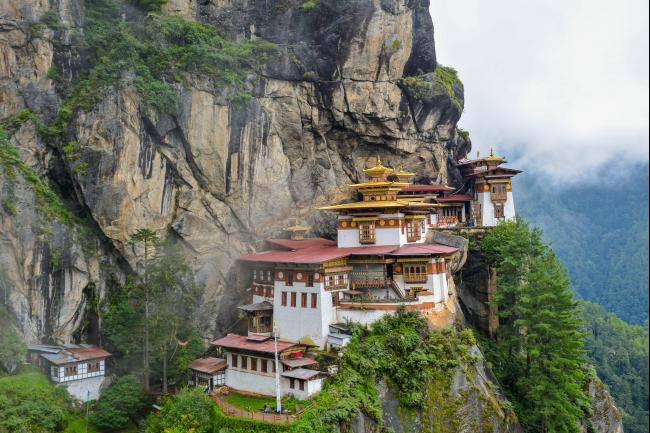 位于山谷中3000英尺高的虎穴寺是不丹国内最神圣的佛教寺庙，同时也被誉为世界十大超级寺庙之一。