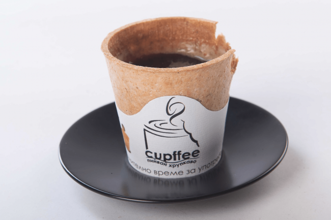 CUP.FEE随後又推出用饼干变成杯子的创意设计，喝咖啡的同时还可以啃“杯子