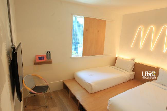 Momo's 精品酒店的客房室内设计偏黄的暖调，搭配上木质元素和特色的塑胶藤椅以及完善的设施，小巧舒适也实惠。