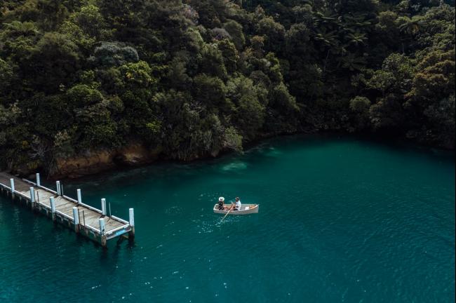 千洞湾度假村（Bay of Many Coves Resort）藏于纽西兰马尔堡峡湾（Marlborough Sounds）的僻静度假胜地。度假村四周是生态海洋保护区，绝非大批游人涉足之地。图为住客体验海上划艇。