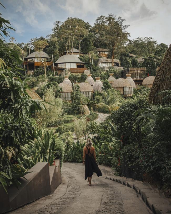 奇玛拉度假酒店（Keemala Phuket）隐匿于泰国普吉岛丛林中的奢华私人别墅，酒店洋溢着恬静安详的气息，是客人放松身心的理想憩息之所。迈出酒店大门，热带雨林乍现眼前，沿着林间小径悠闲漫步，一路观赏沿途的珍稀动植物，少顷即可抵达观光景点。
