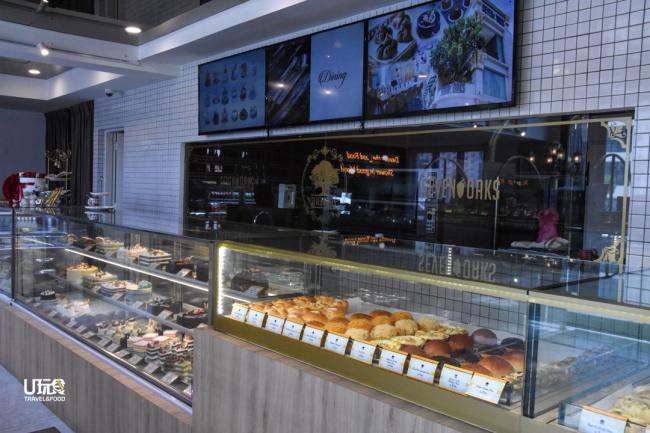 Seven Oaks Bakery Cafe将空间一分为二，设有咖啡厅及面包店。
