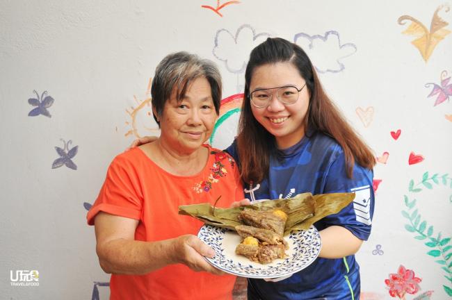 虽然妈妈年事已高，但仍坚持要帮忙制作粽子，张菽纴（右）说，只要妈妈高兴，她愿意花时间跟妈妈一起做一些事。