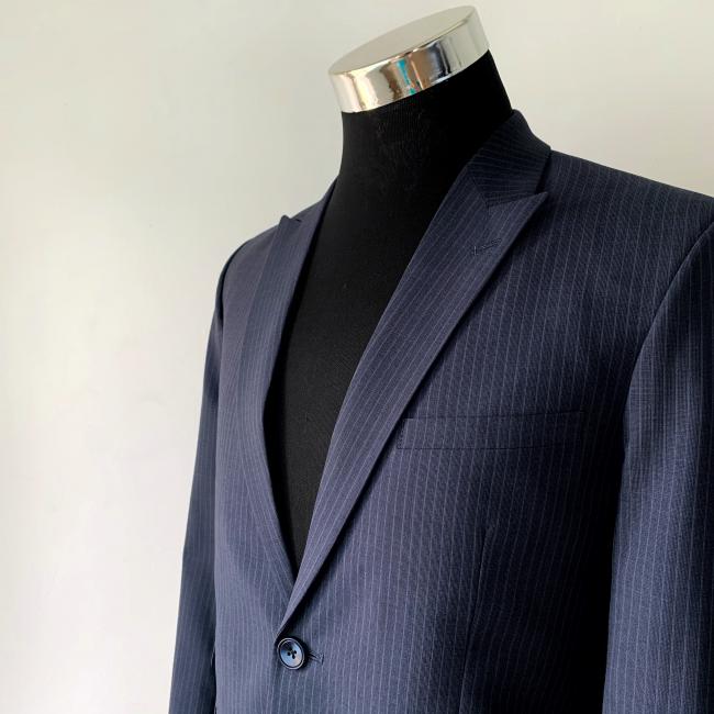 点状线条 (Pin Stripe) 深蓝色西装适合商务穿着，低调的细线条显得稳重得体却不沉闷。戗驳领 (Peak Lapel) 也能展示自己的风格和气势，尖角的延伸效果会让你看起来更瘦更高。