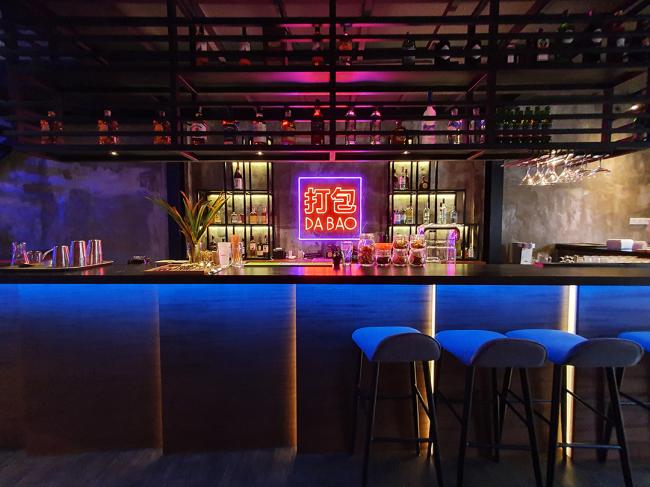 霓虹装饰灯在入夜以后的打包酒吧更为绚丽，入座吧台前的位置可以舒适地品就也能自在地享受夜色。